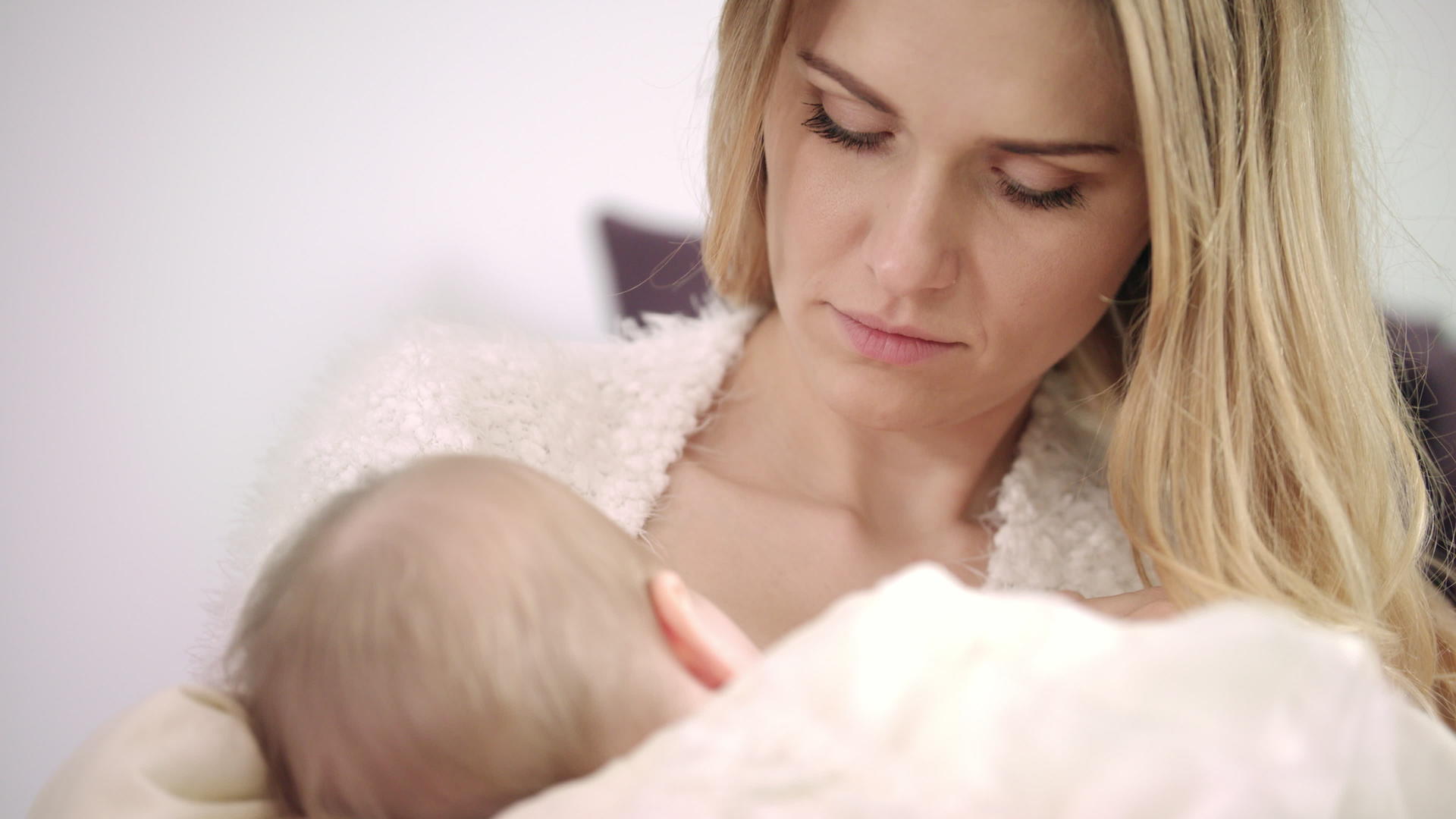 母亲用母乳喂养新生儿享受母性生活视频的预览图
