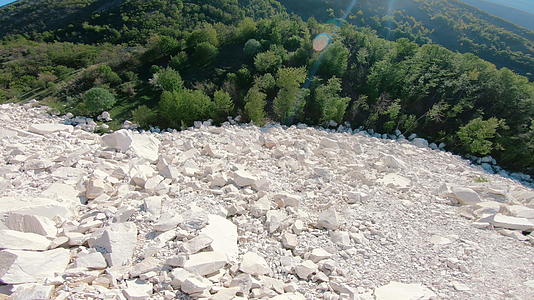 大理石垃圾填埋场生态灾难山丘荒山视频的预览图
