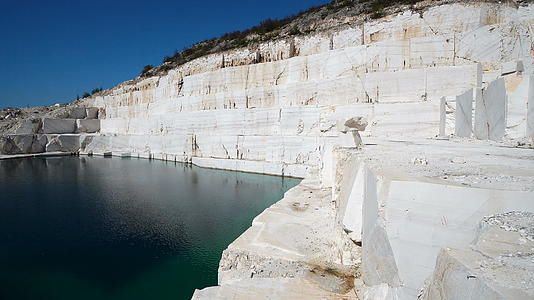 帕穆卡莱天然大理石湖位于马塞多尼亚视频的预览图