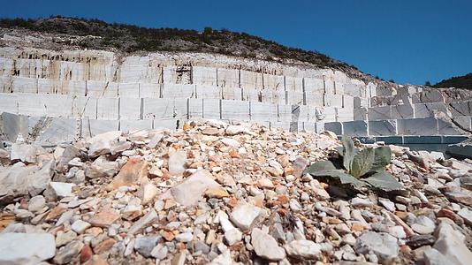 古代大理石矿因其自然性质而被废弃；大理石；视频的预览图