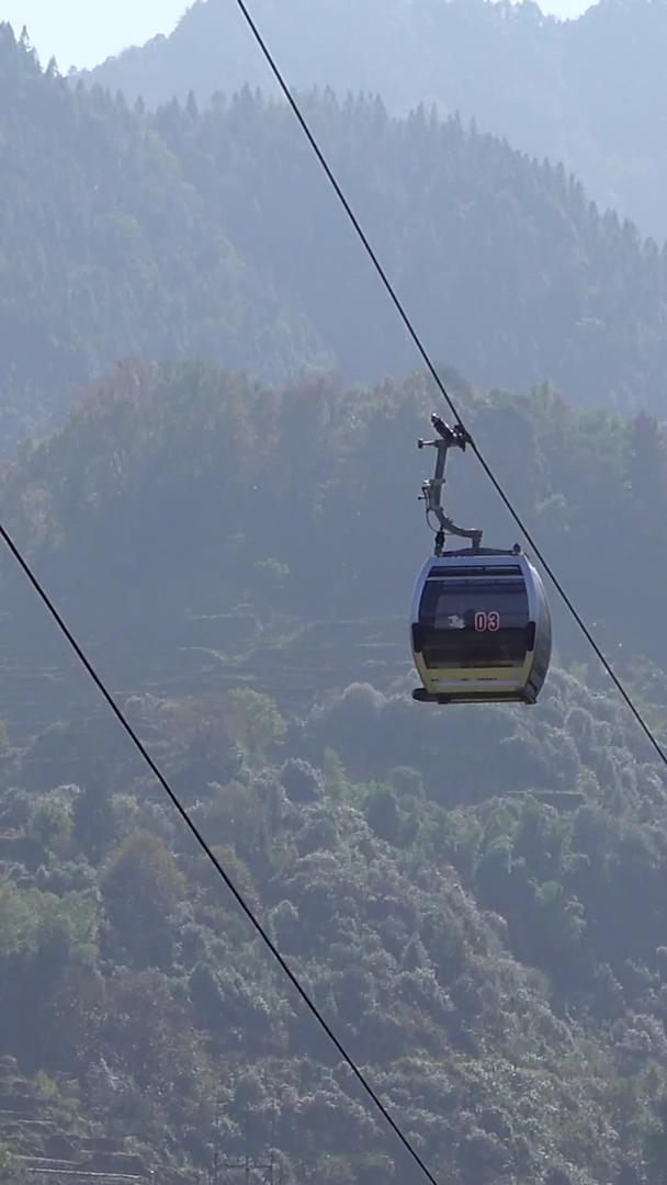 高空缆车登山旅游娱乐素材视频的预览图