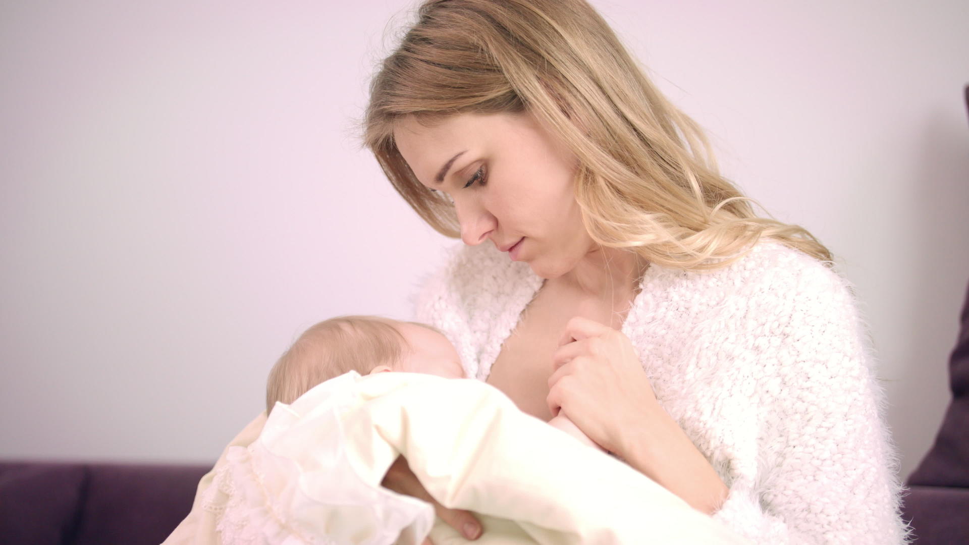 母亲手抱婴儿视频的预览图