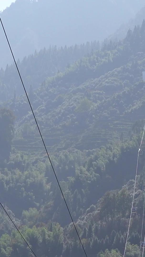 高空缆车登山旅游娱乐素材视频的预览图