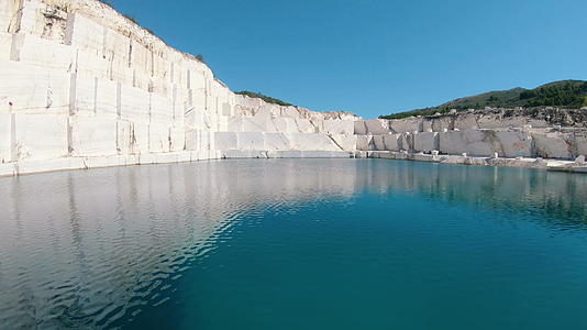 大理石矿区平方水池表面表面视频的预览图