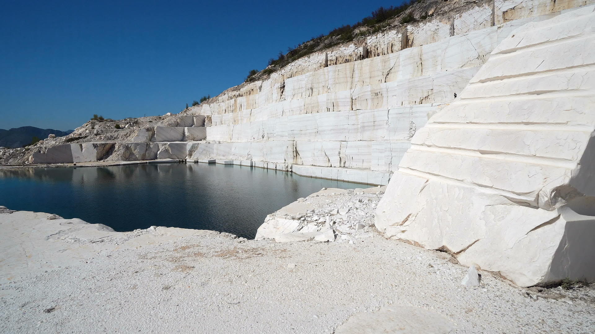 废弃的大理石采石场和采石场中间的一个Pamukkale视频的预览图