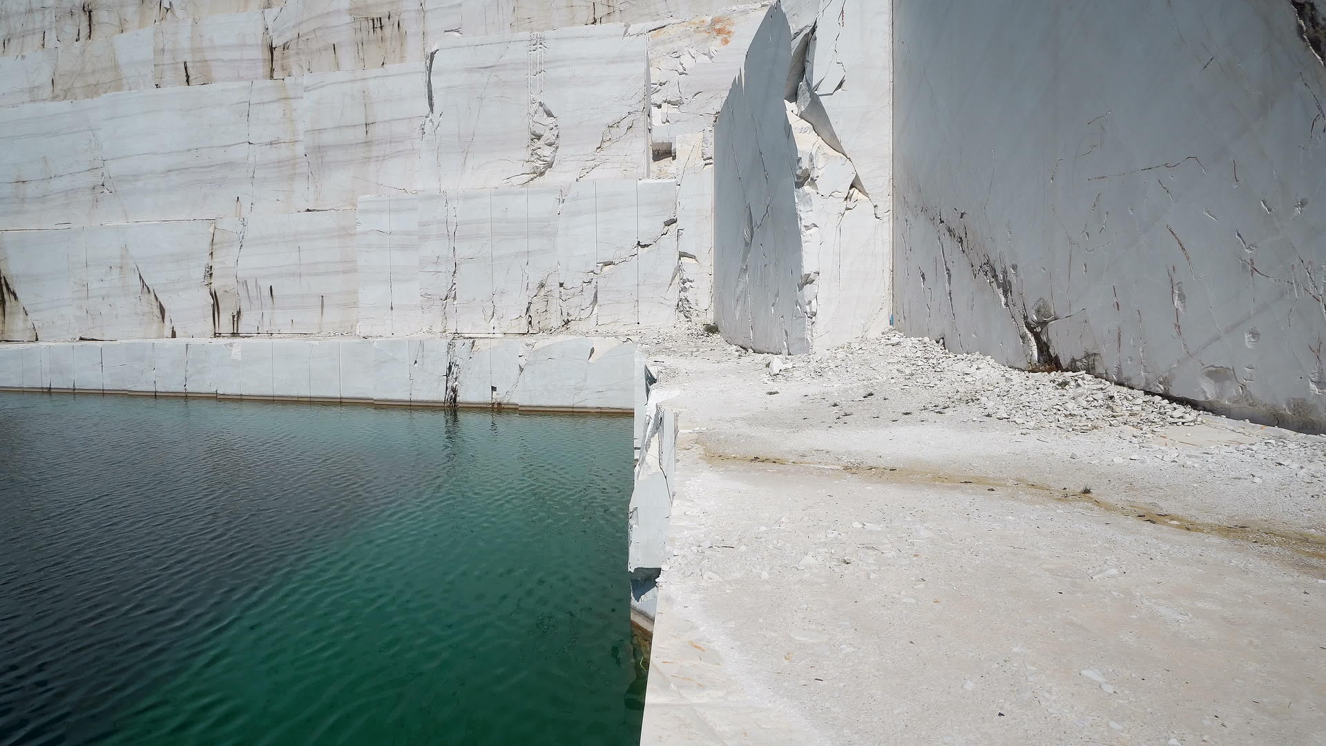Pamukkale大理石湖的梯田里有涡轮水视频的预览图