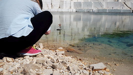 年轻的女摄影师在棉花堡的大理石湖上玩星船他们孤独而沮丧视频的预览图