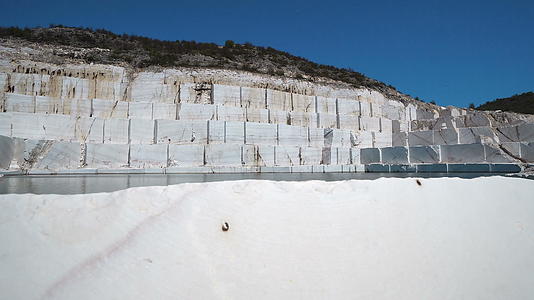 大理石矿区平方水池表面表面视频的预览图