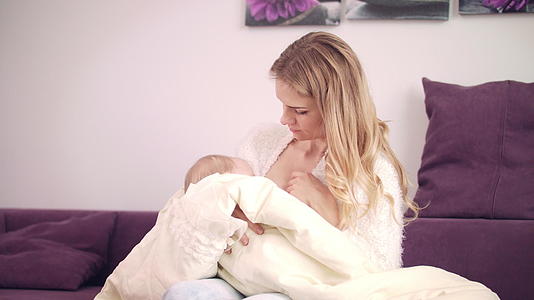 在家喂奶的漂亮女人在家喂宝宝视频的预览图