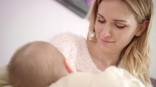 微笑的哺乳期妇女婴儿美丽的母亲哺乳期婴儿视频的预览图