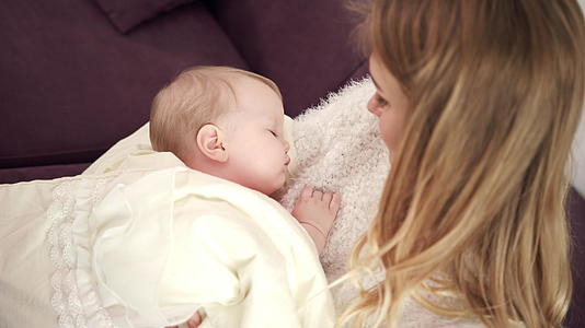 可爱的宝宝睡在妈妈的手里托德勒睡在妈妈的怀里视频的预览图