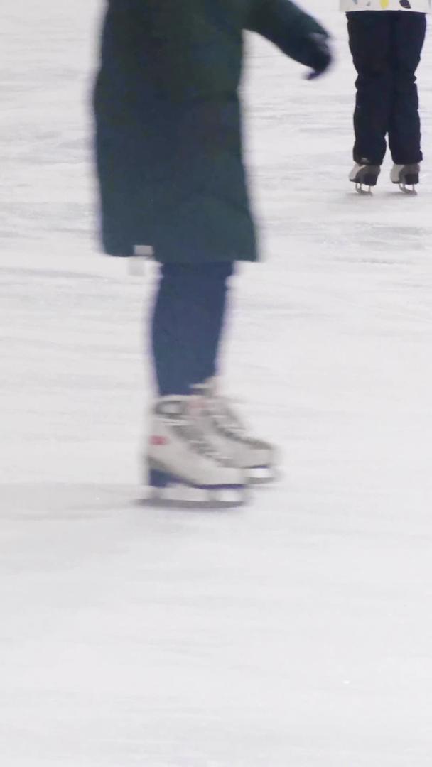 冬季室内滑冰场滑冰运动视频的预览图