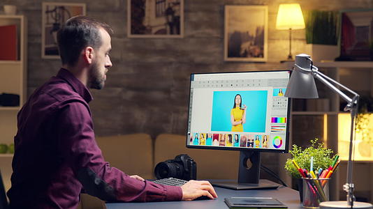 胡须摄影师使用现代计算机软件视频的预览图