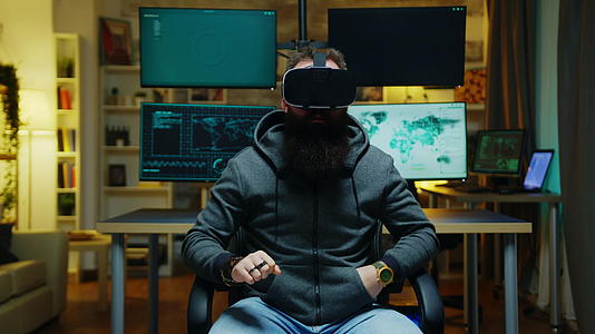留胡子的黑客戴着虚拟真人眼镜视频的预览图
