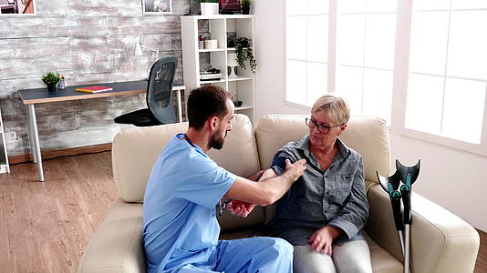 养老院的医生测量血压视频的预览图