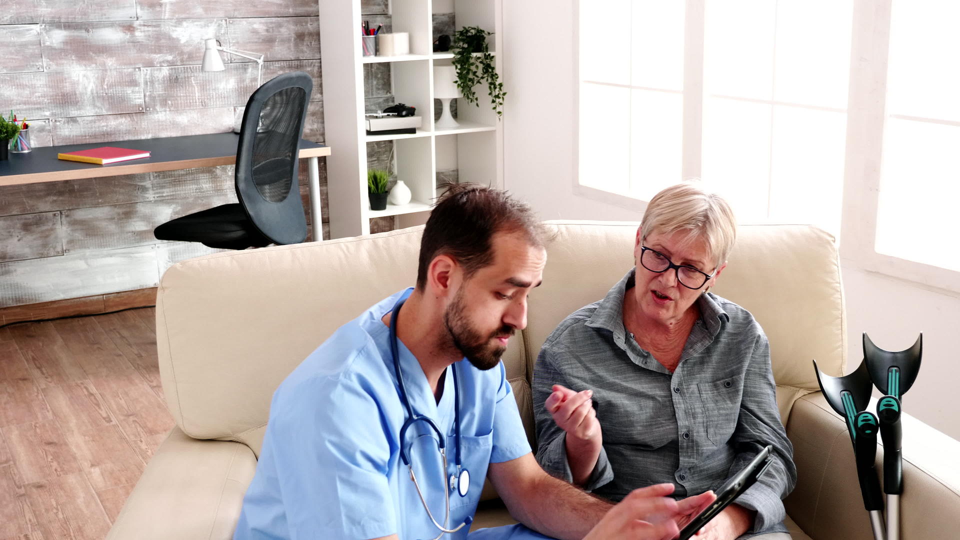男男护士在养老院有平板电脑视频的预览图