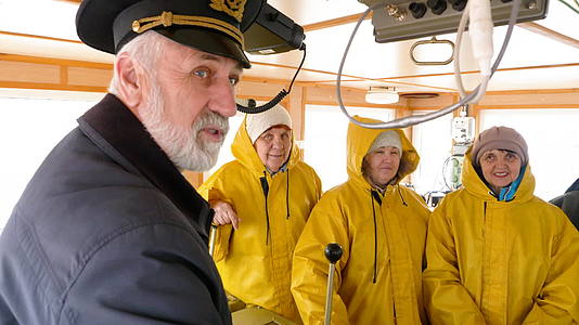 胡子船长在导航办公室与身穿黄色制服的船队谈话视频的预览图