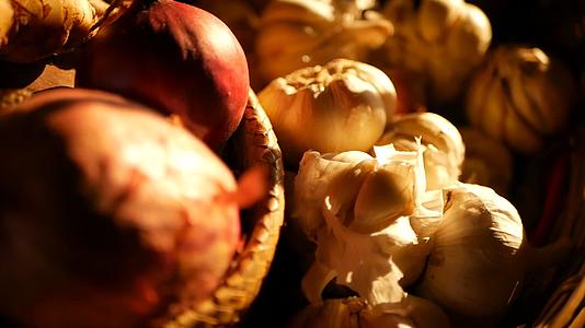 红豆香料和大蒜的古老生锈和静态生活洋葱香料和大蒜视频的预览图
