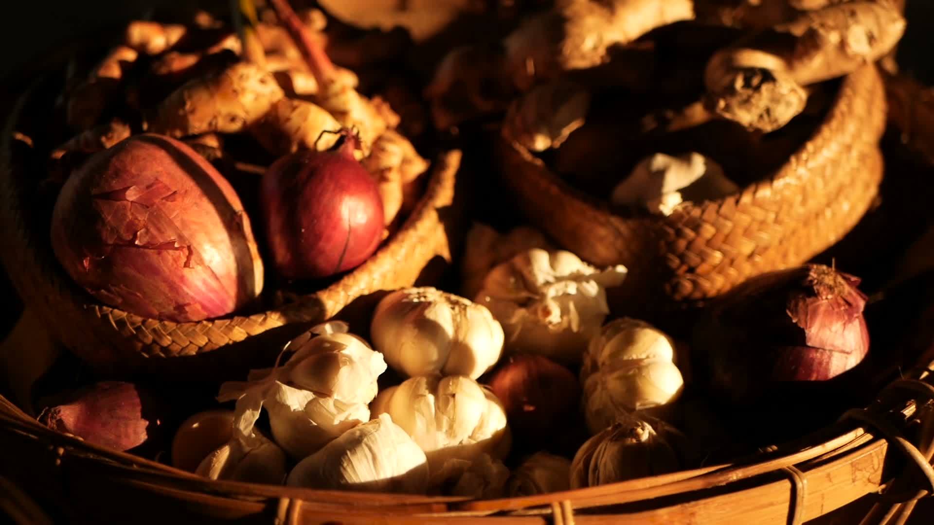 红豆香料和大蒜的古老生锈和静态生活洋葱香料和大蒜视频的预览图