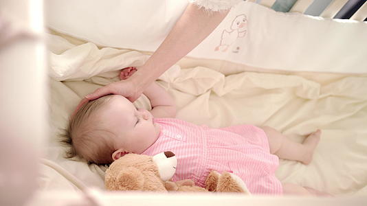 托德勒女孩睡在床上休息宝宝小梦在床上休息视频的预览图