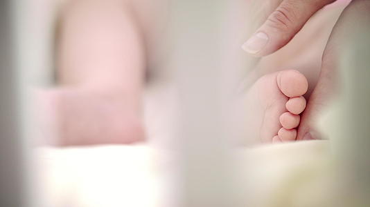 母亲抚摸婴儿的脚母亲保护婴儿的新生命视频的预览图