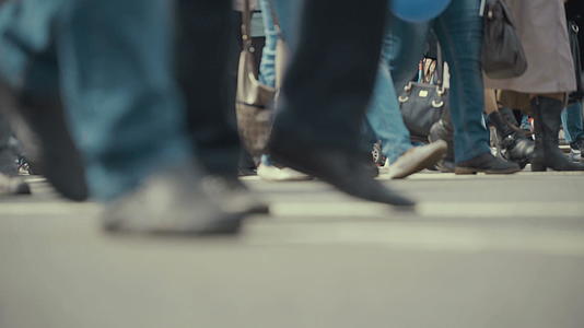 4k行人在城市繁忙的街道上行走视频的预览图