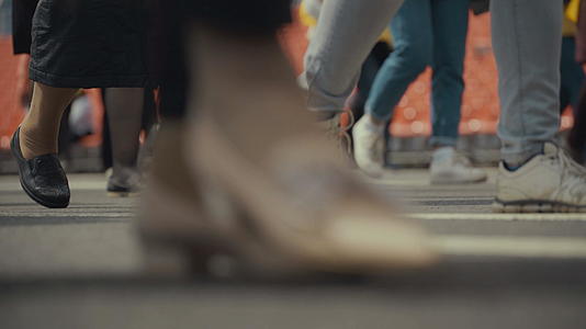 4k行人在城市繁忙的街道上行走视频的预览图