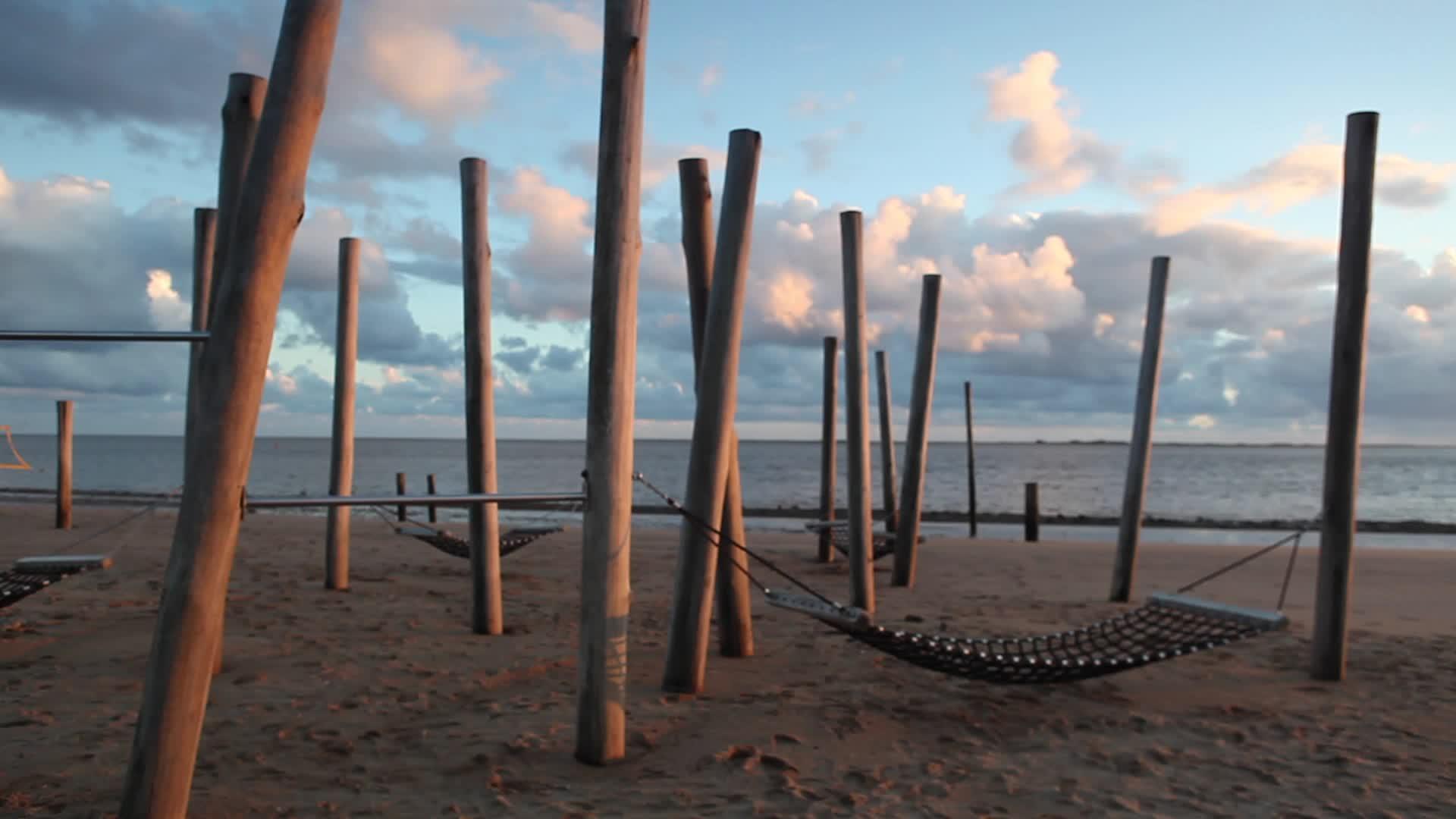 黑暗的日落和寒冷的黄昏在开阔的海滩上视频的预览图