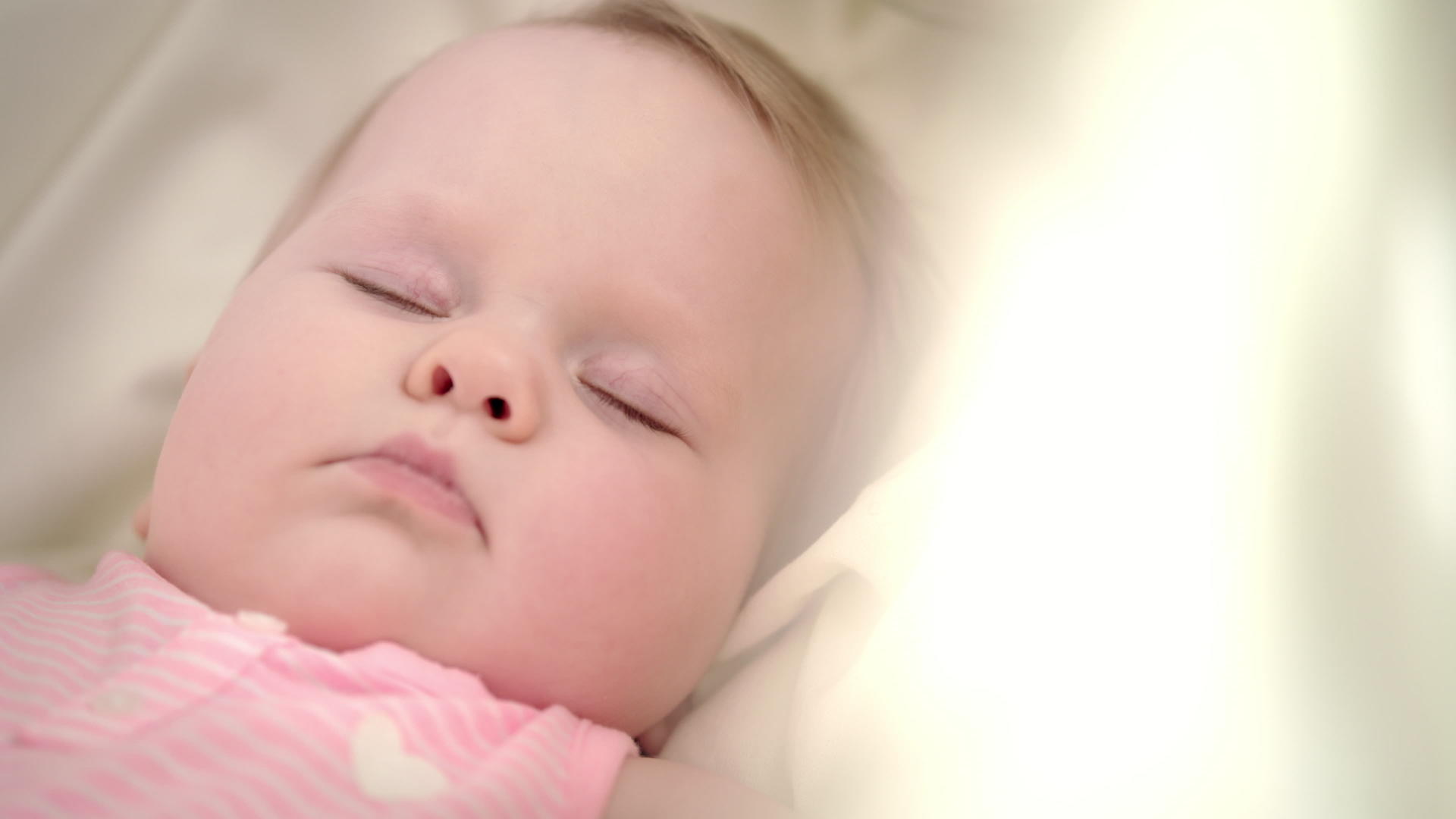 睡得漂亮的女婴做梦美摇篮曲宝宝睡在床上视频的预览图