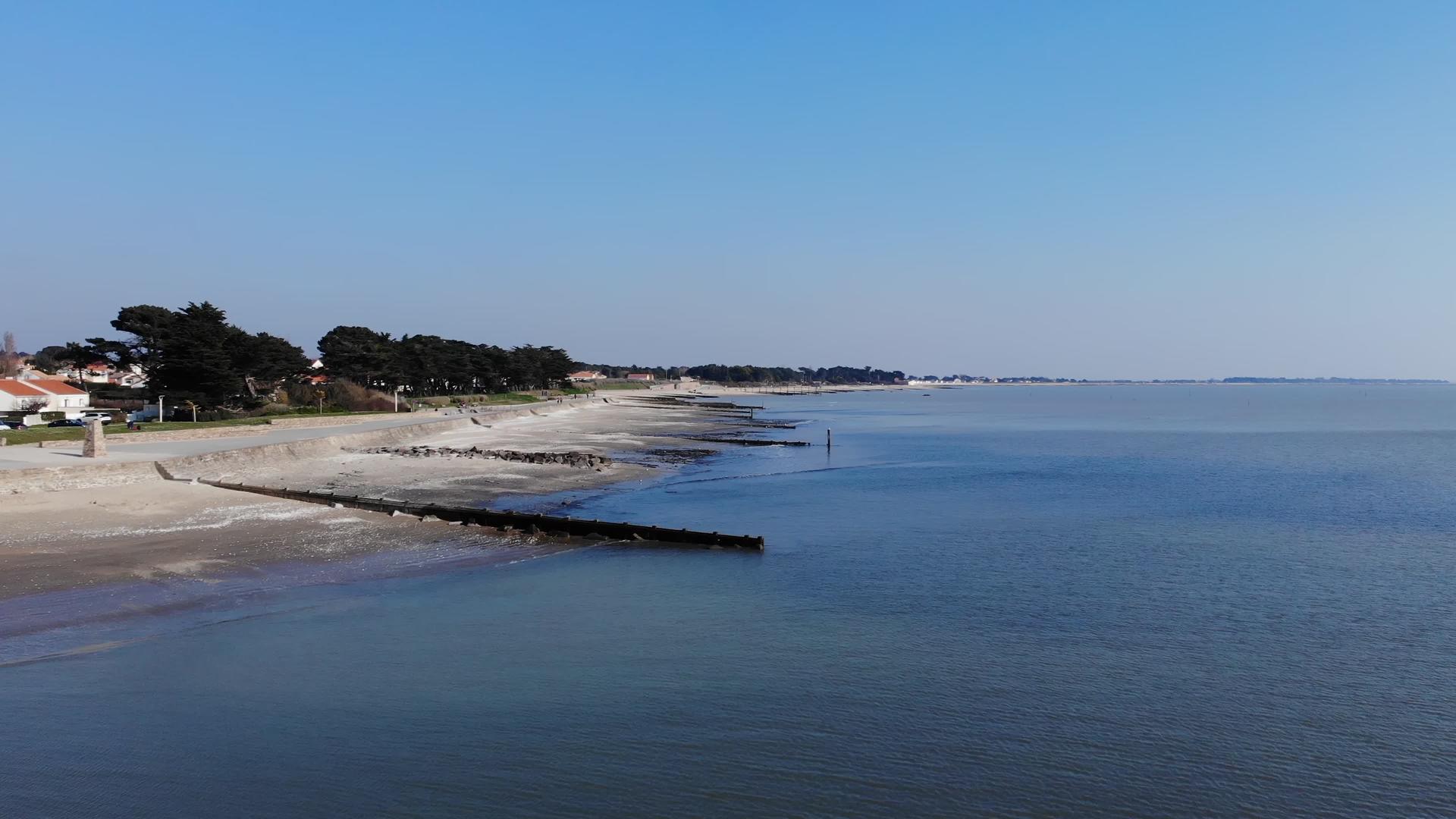 亚特兰特海岸美丽的法国海岸摄像机空中场景节日有节日视频的预览图