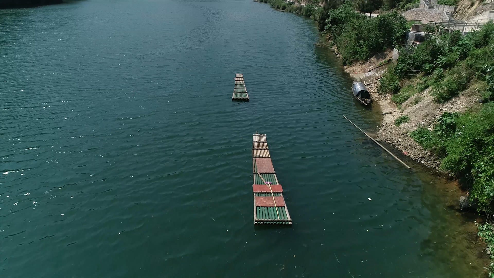 江上竹筏航拍视频的预览图