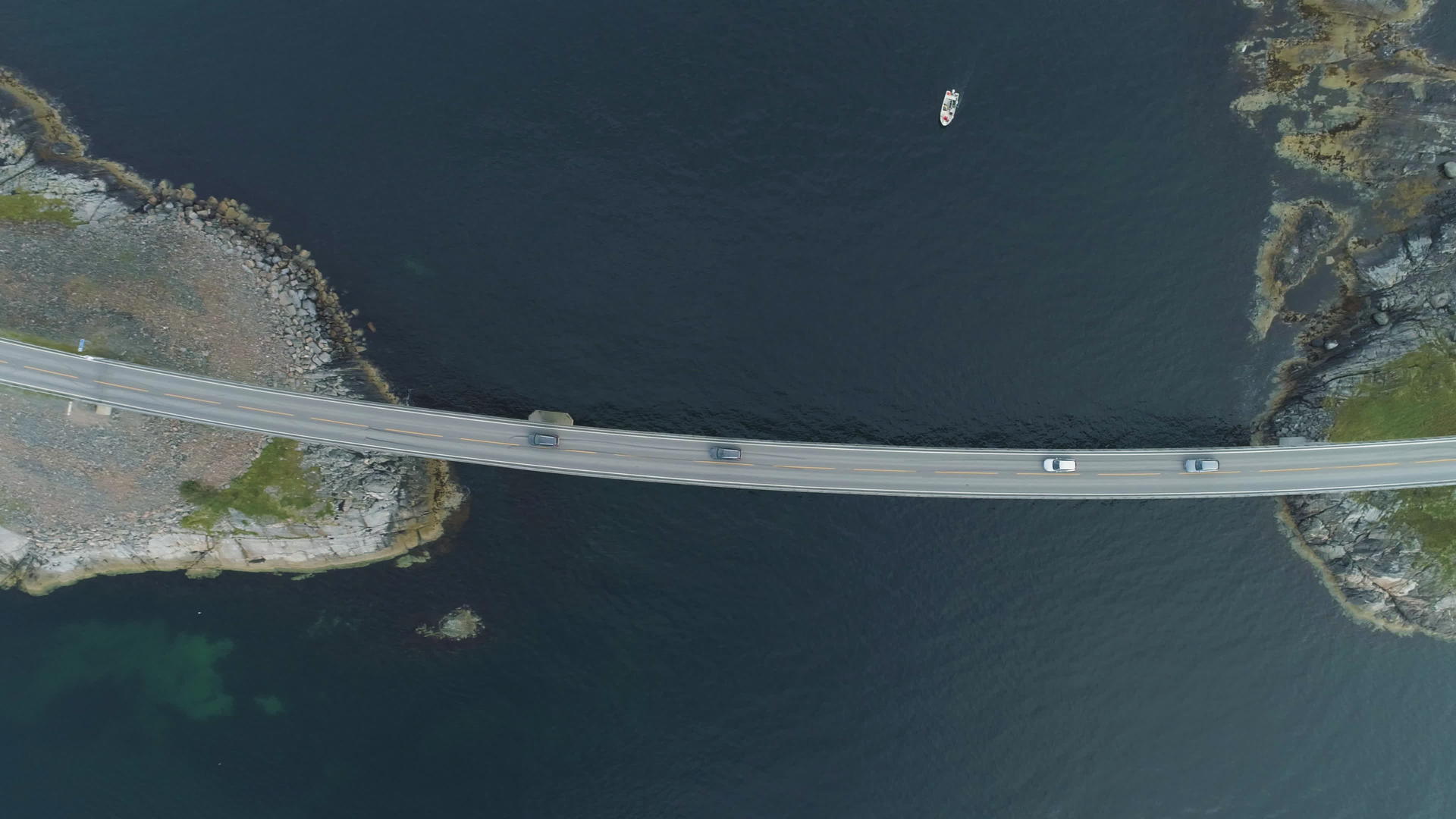 汽车在挪威的大西洋公路上垂直俯视无人机在空中飞行视频的预览图