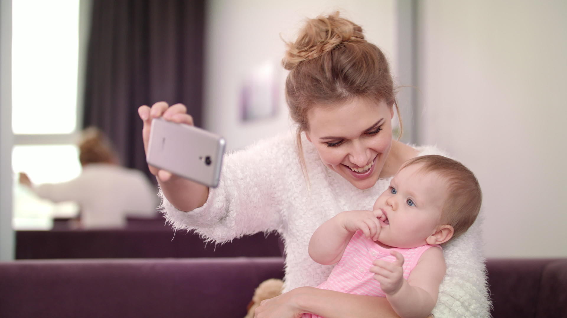美丽的女人和婴儿一起自拍视频的预览图