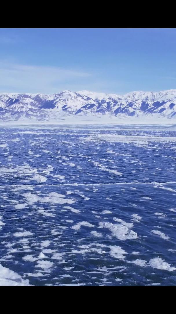 木湖冰面广阔的航拍赛里木湖景观视频的预览图