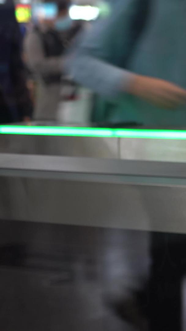 小长假回程高峰旅客刷身份证进入高铁站闸机视频的预览图