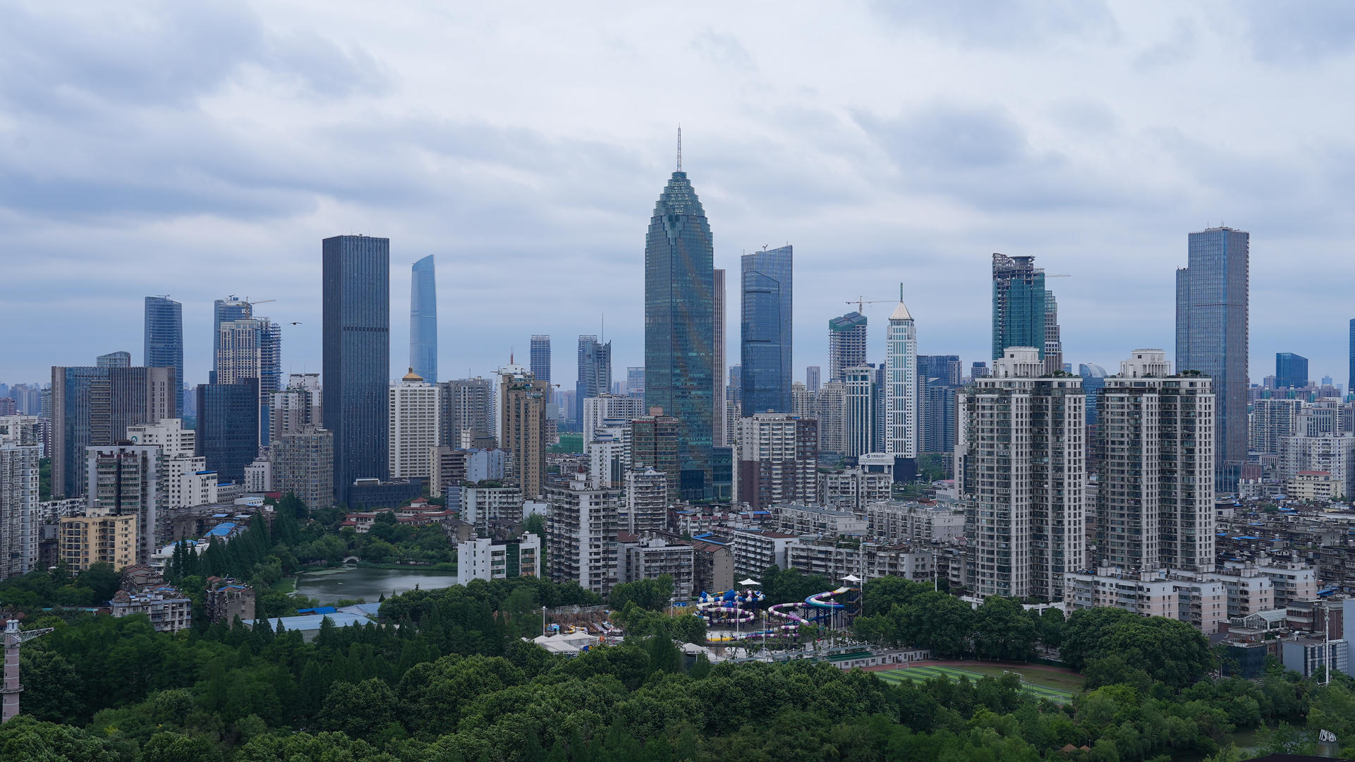 延时摄影4k素材武汉城市天际线天空流动的云视频的预览图