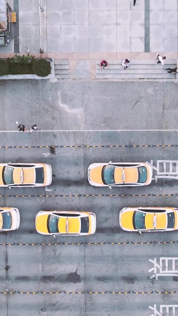 在航拍文明城市道路上候车出租车素材整齐有序视频的预览图