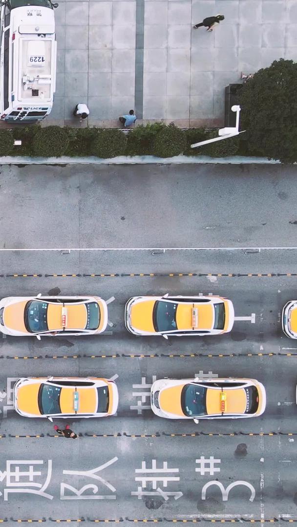 在航拍文明城市道路上候车出租车素材整齐有序视频的预览图
