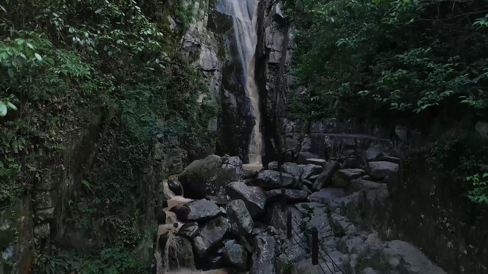山林间瀑布航拍视频的预览图