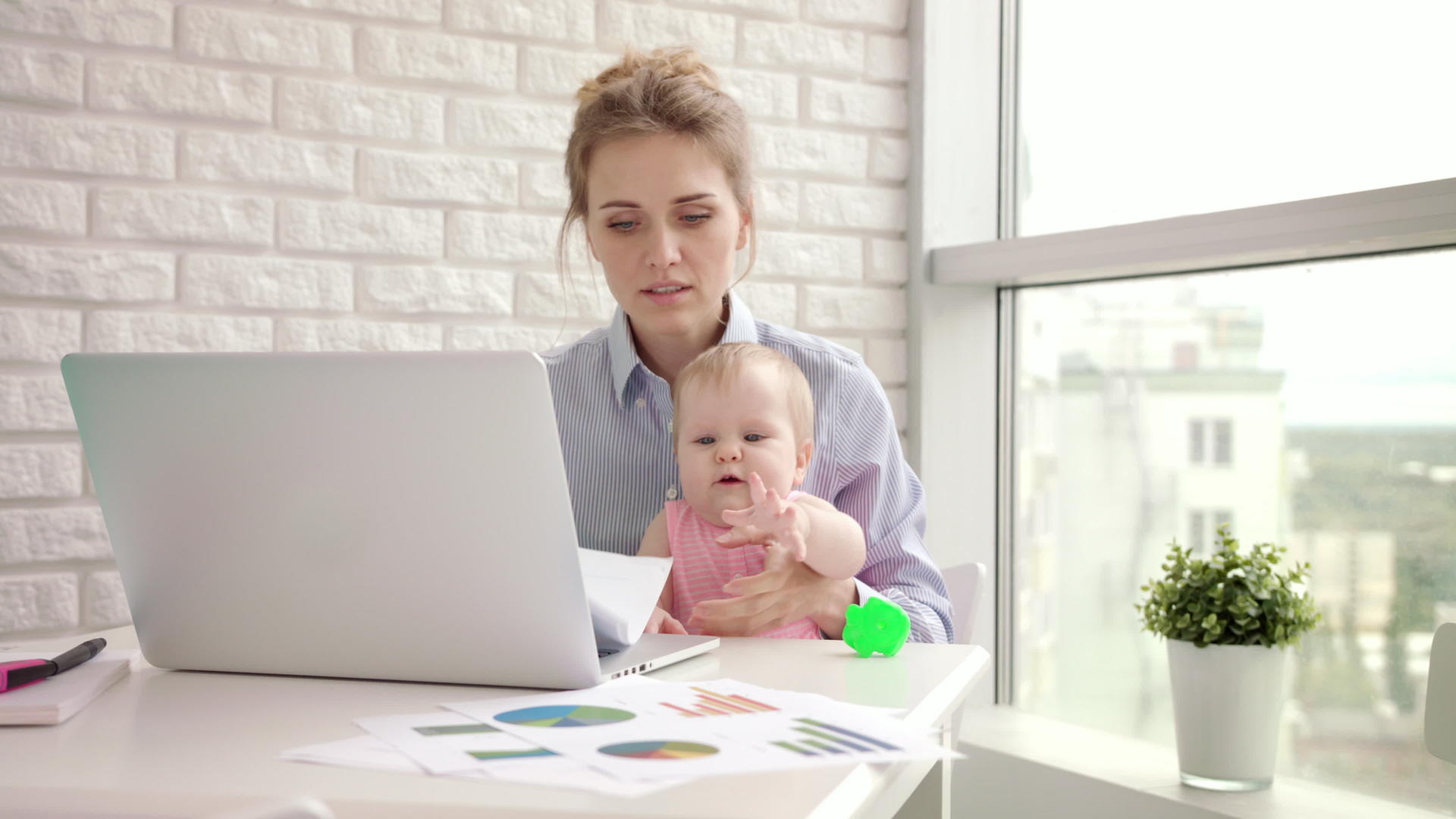 有孩子的妇女不集中工作商业母亲看文件视频的预览图