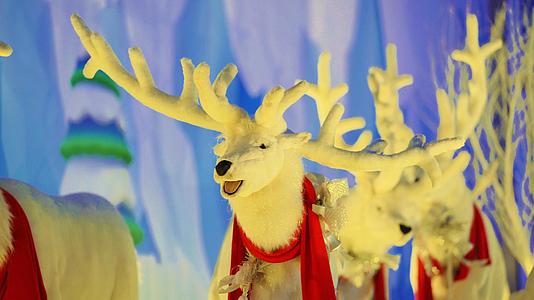4k圣诞节唱歌的卡通麋鹿视频的预览图