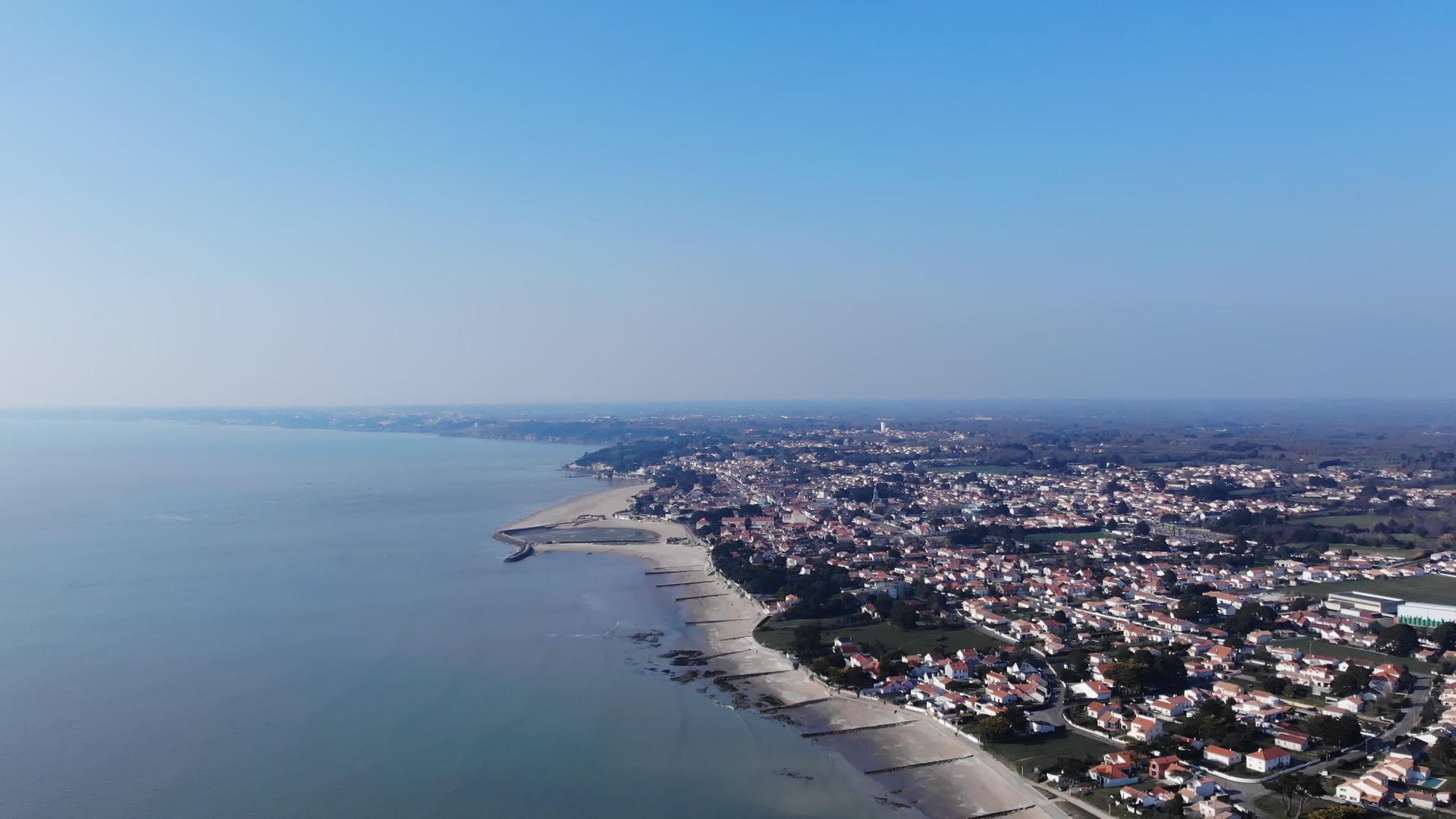 美丽的法国海岸在大西洋的空气中视频的预览图