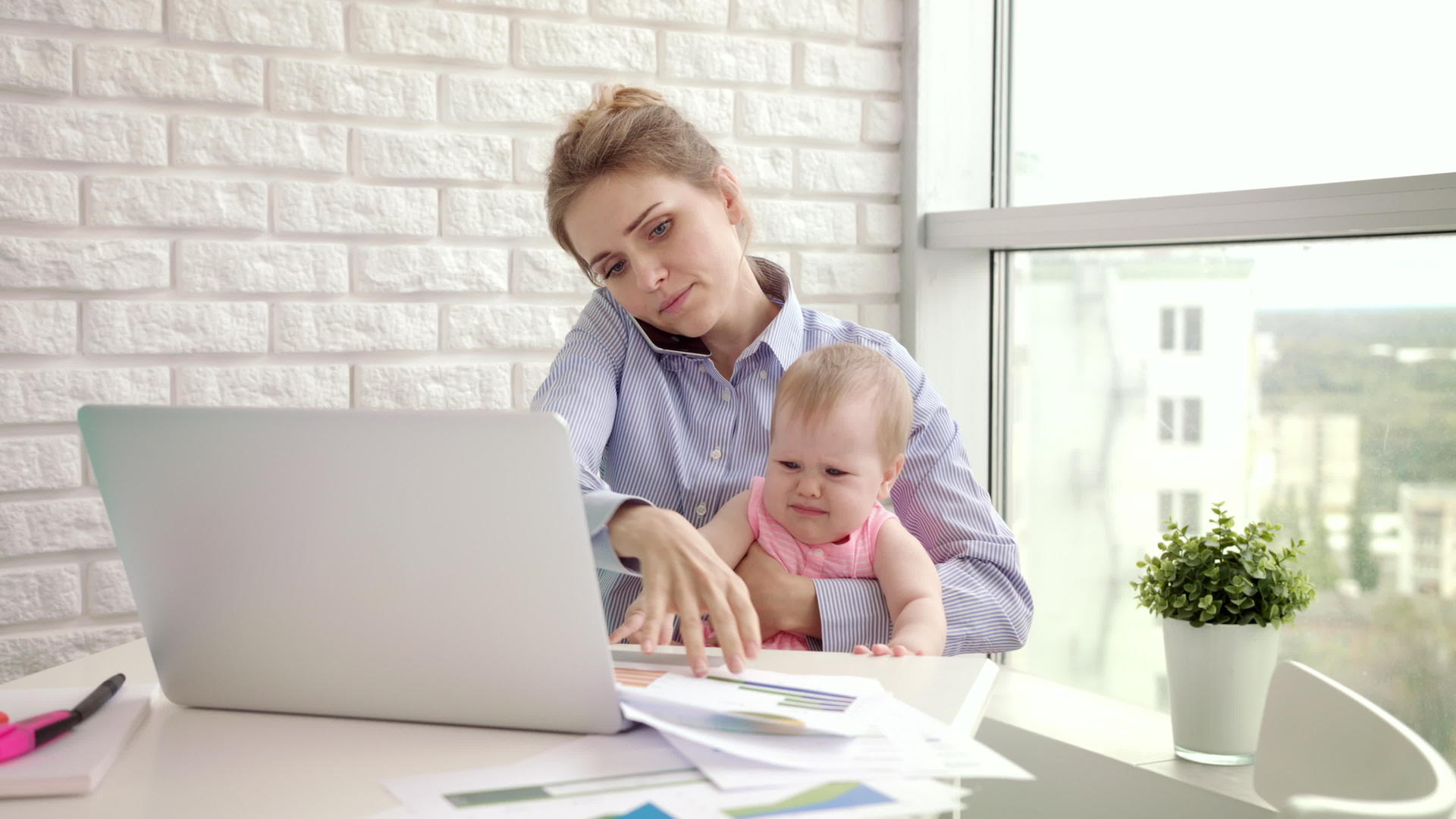 婴儿分散母亲对谈话的注意力现代妇女在家工作视频的预览图