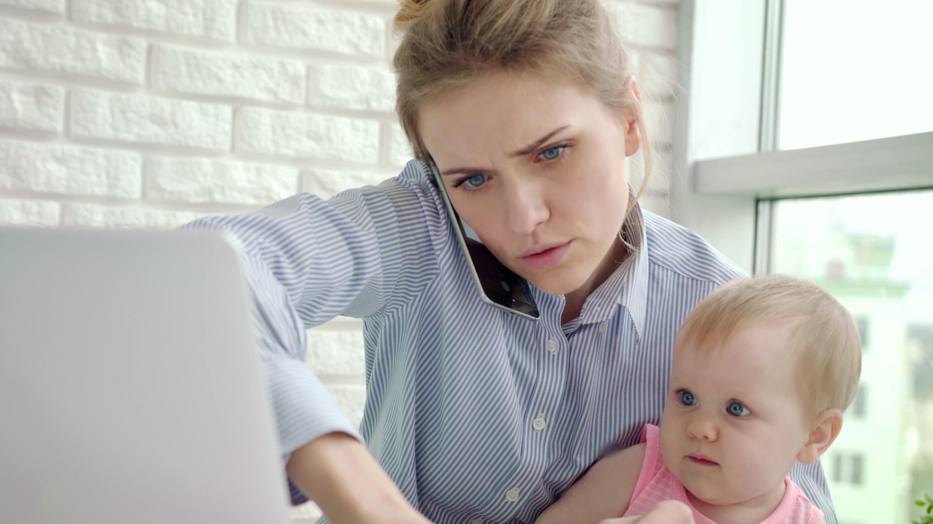 有婴儿电话商业母亲工作的商业妇女视频的预览图