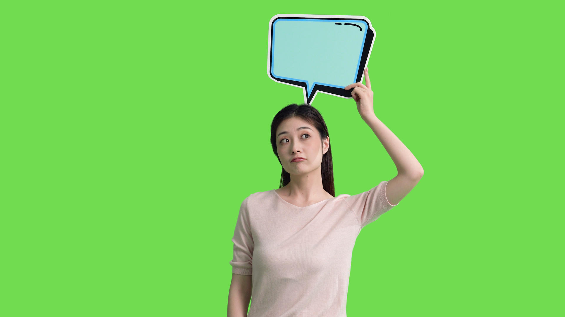 4k女生手拿KT板聊天框对话框动作绿幕抠像视频视频的预览图