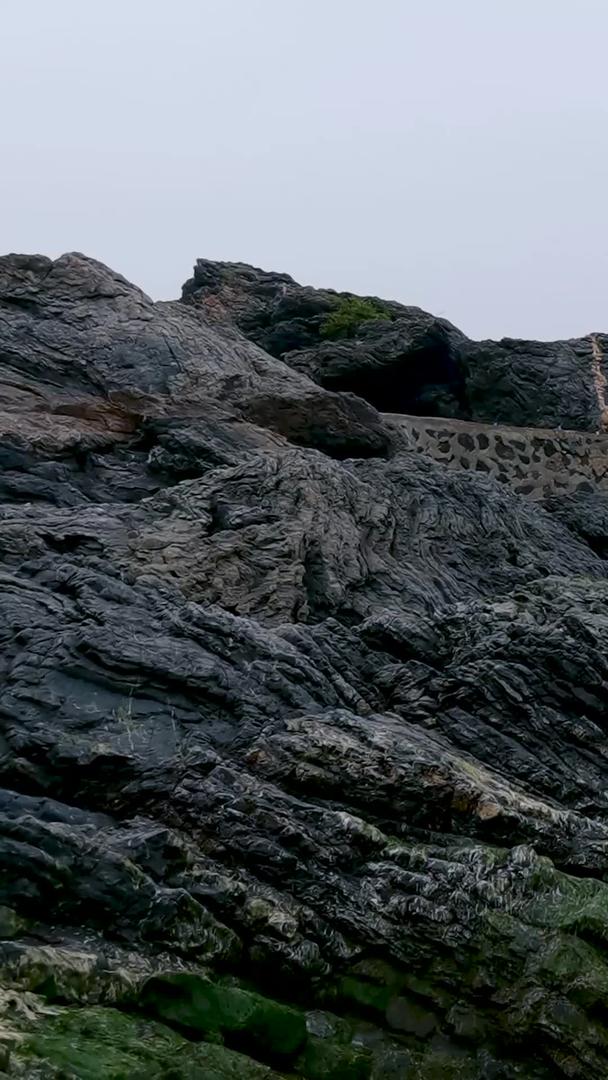 海南旅游山钦湾海浪拍打岸边岩石自然风光视频的预览图