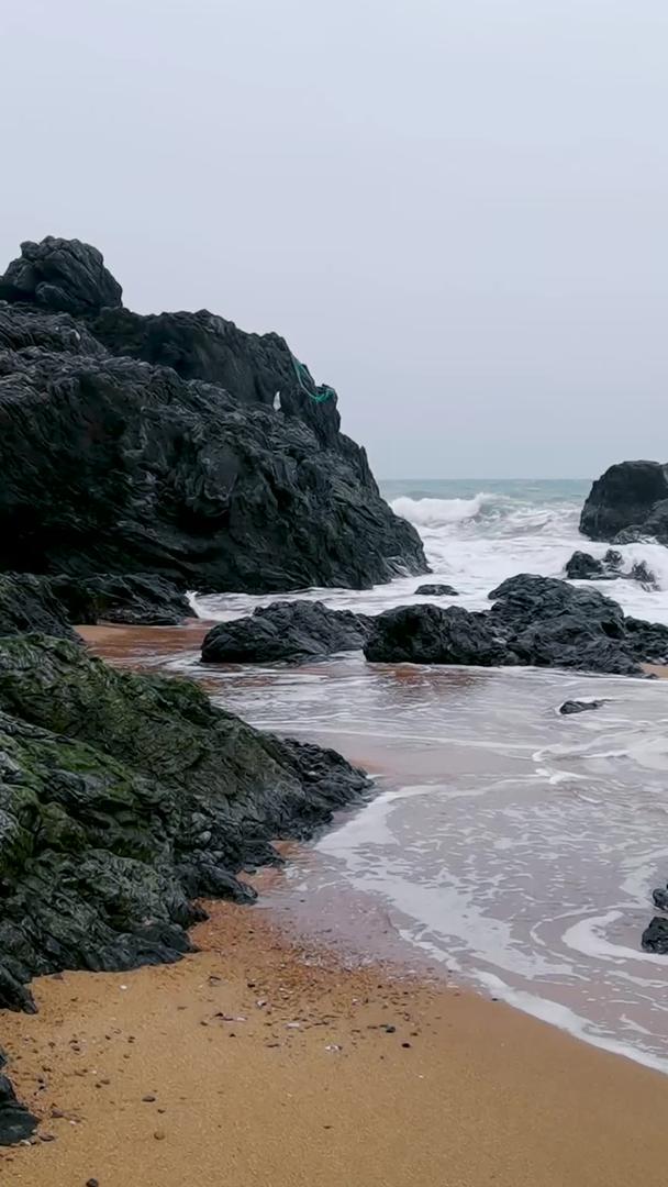 海南旅游山钦湾海浪拍打岸边岩石自然风光视频的预览图