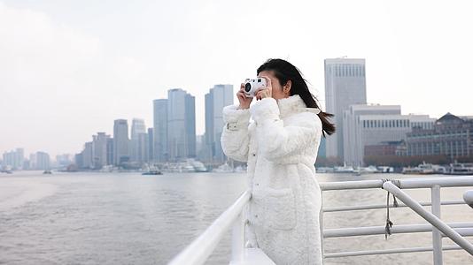 邮轮上女青年使用相机拍照留念视频的预览图
