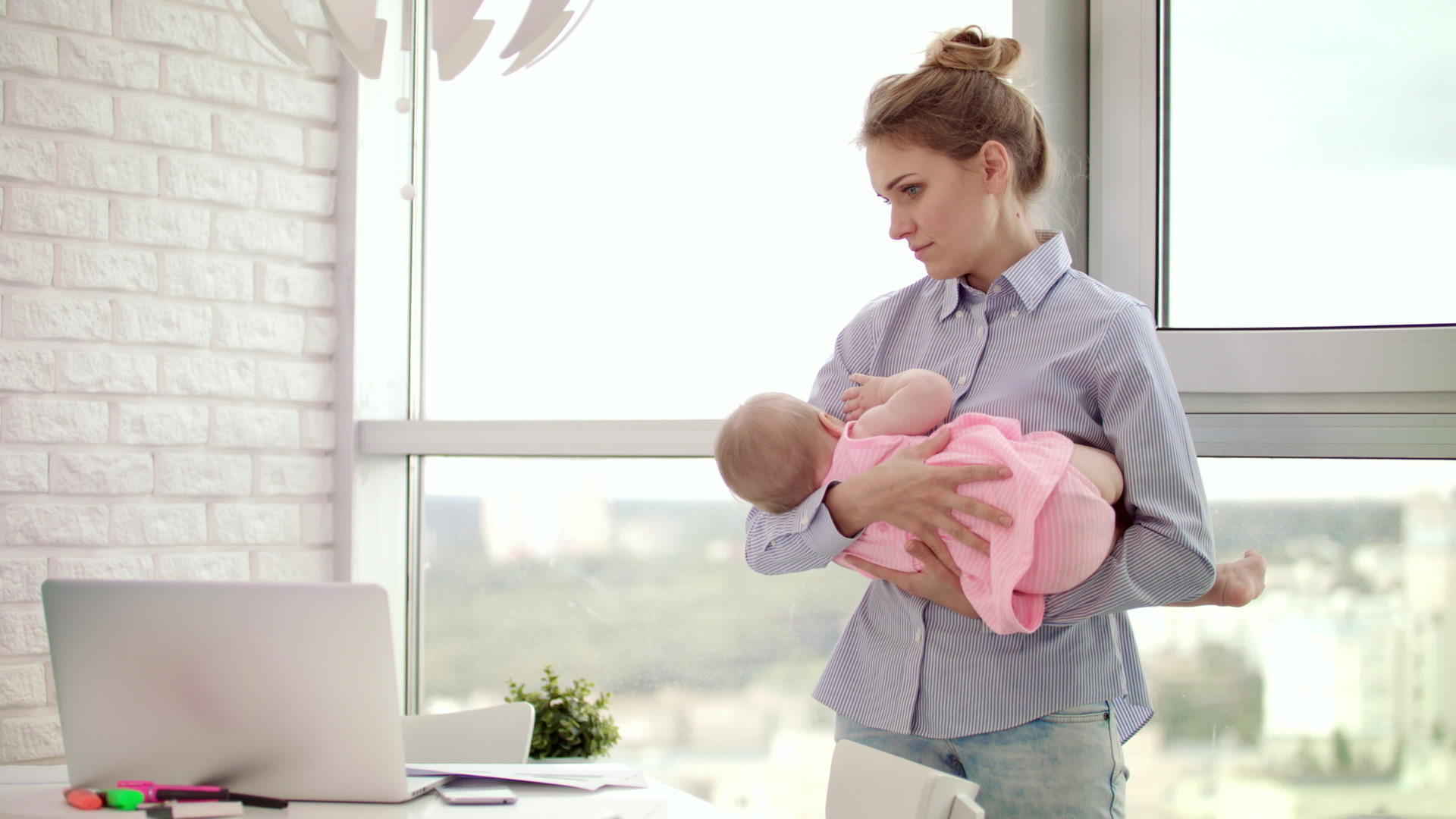 办公室里的母亲抱着婴儿视频的预览图