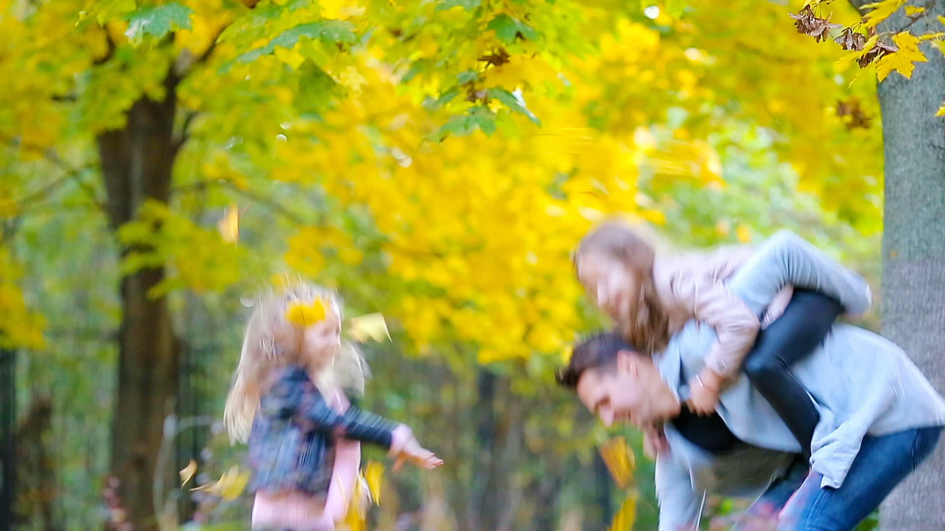 幸福的孩子和父亲在秋天的户外秋天公园视频的预览图